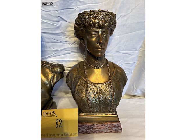 Lot 82 - koningspaar in brons, marmeren voet couvreur, 2 stuks, met i - afbeelding 3 van  8