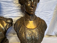 Lot 82 - koningspaar in brons, marmeren voet couvreur, 2 stuks, met i - afbeelding 3 van  8