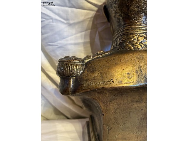 Lot 82 - koningspaar in brons, marmeren voet couvreur, 2 stuks, met i - afbeelding 4 van  8