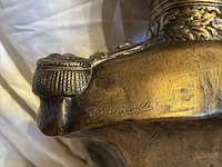 Lot 82 - koningspaar in brons, marmeren voet couvreur, 2 stuks, met i - afbeelding 4 van  8