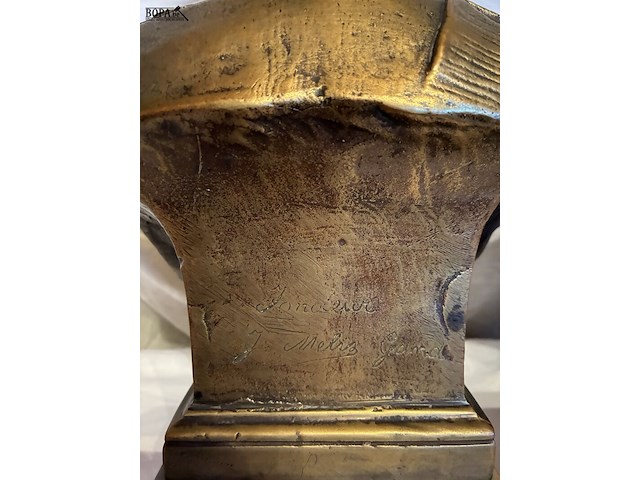 Lot 82 - koningspaar in brons, marmeren voet couvreur, 2 stuks, met i - afbeelding 5 van  8