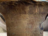 Lot 82 - koningspaar in brons, marmeren voet couvreur, 2 stuks, met i - afbeelding 5 van  8