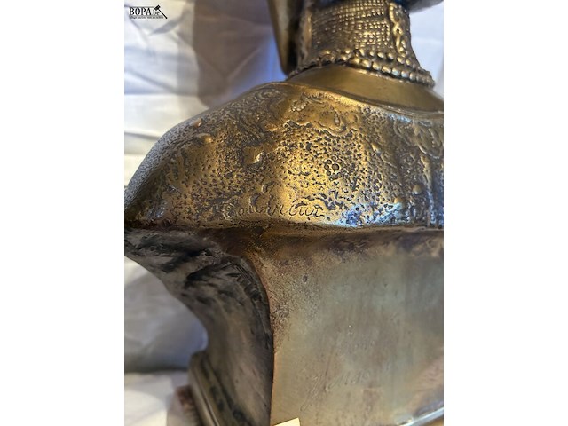 Lot 82 - koningspaar in brons, marmeren voet couvreur, 2 stuks, met i - afbeelding 6 van  8