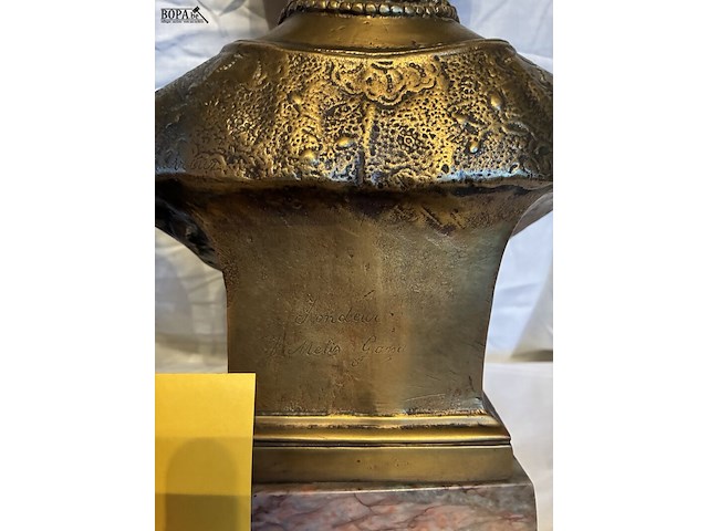 Lot 82 - koningspaar in brons, marmeren voet couvreur, 2 stuks, met i - afbeelding 7 van  8