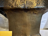 Lot 82 - koningspaar in brons, marmeren voet couvreur, 2 stuks, met i - afbeelding 7 van  8