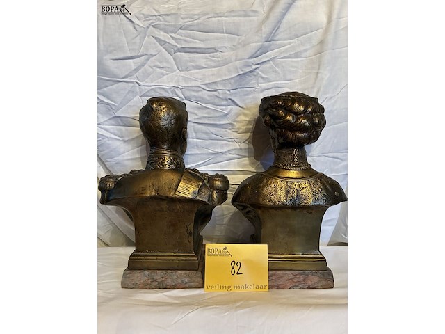 Lot 82 - koningspaar in brons, marmeren voet couvreur, 2 stuks, met i - afbeelding 8 van  8
