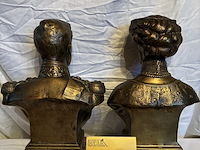 Lot 82 - koningspaar in brons, marmeren voet couvreur, 2 stuks, met i - afbeelding 8 van  8