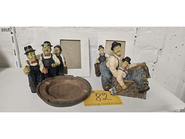Lot 82 - laurel & hardy beeldjes en kadertjes - afbeelding 1 van  4