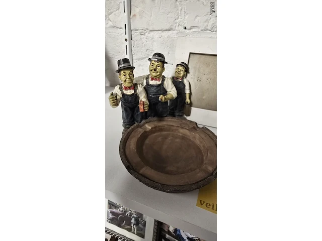 Lot 82 - laurel & hardy beeldjes en kadertjes - afbeelding 3 van  4