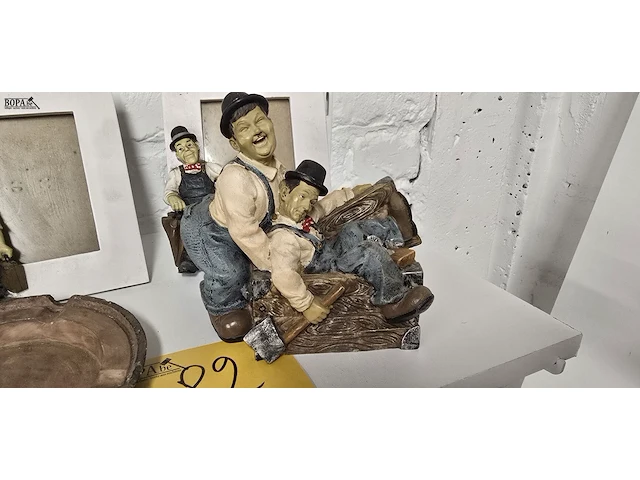 Lot 82 - laurel & hardy beeldjes en kadertjes - afbeelding 4 van  4