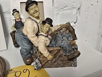 Lot 82 - laurel & hardy beeldjes en kadertjes - afbeelding 4 van  4
