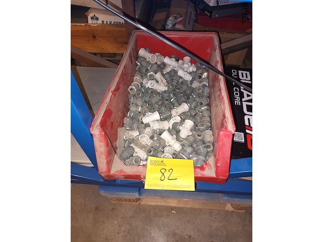 Lot 82 - lot aansluitingen in rode bak - afbeelding 1 van  2