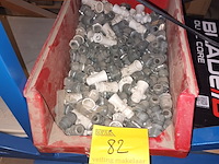 Lot 82 - lot aansluitingen in rode bak - afbeelding 1 van  2