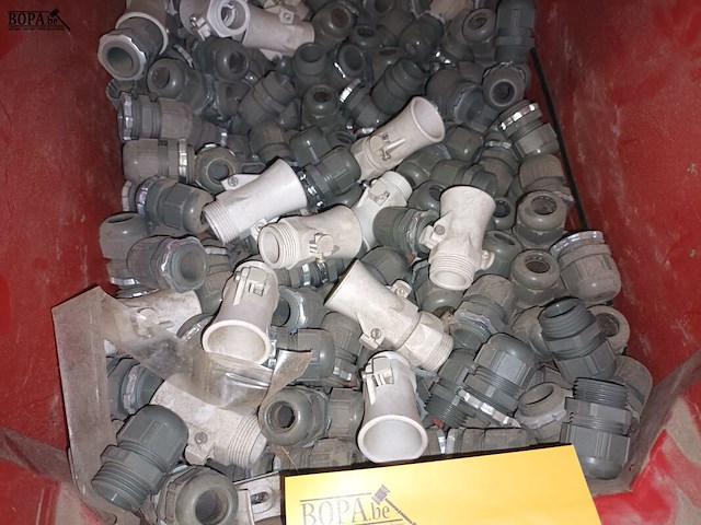 Lot 82 - lot aansluitingen in rode bak - afbeelding 2 van  2