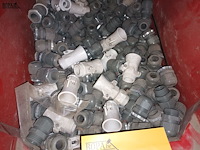 Lot 82 - lot aansluitingen in rode bak - afbeelding 2 van  2