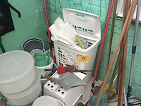 Lot 82 - lot schoonmaak materiaal. 35 stuks - afbeelding 1 van  6