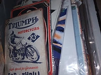 Lot 82 - nostalgische metalen bordjes. 1 bak - afbeelding 2 van  3