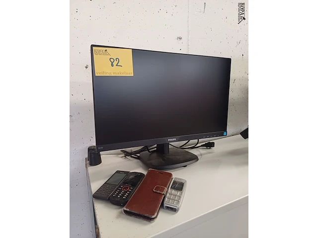 Lot 82 - philips scherm. gsm. 3 stuks. smartphone (h) - afbeelding 1 van  4
