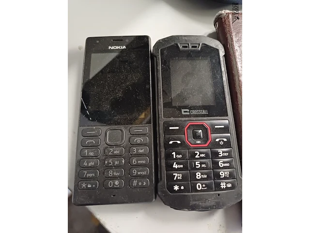 Lot 82 - philips scherm. gsm. 3 stuks. smartphone (h) - afbeelding 2 van  4