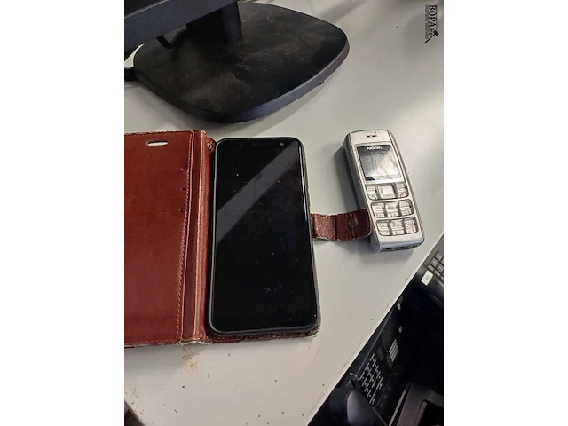 Lot 82 - philips scherm. gsm. 3 stuks. smartphone (h) - afbeelding 3 van  4