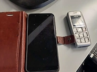 Lot 82 - philips scherm. gsm. 3 stuks. smartphone (h) - afbeelding 3 van  4