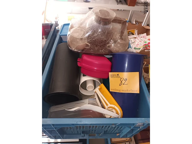 Lot 82 - plastieken huisraad - afbeelding 1 van  3