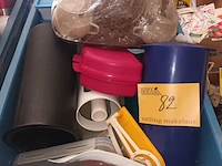 Lot 82 - plastieken huisraad - afbeelding 1 van  3