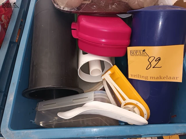 Lot 82 - plastieken huisraad - afbeelding 2 van  3