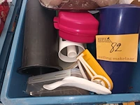 Lot 82 - plastieken huisraad - afbeelding 2 van  3