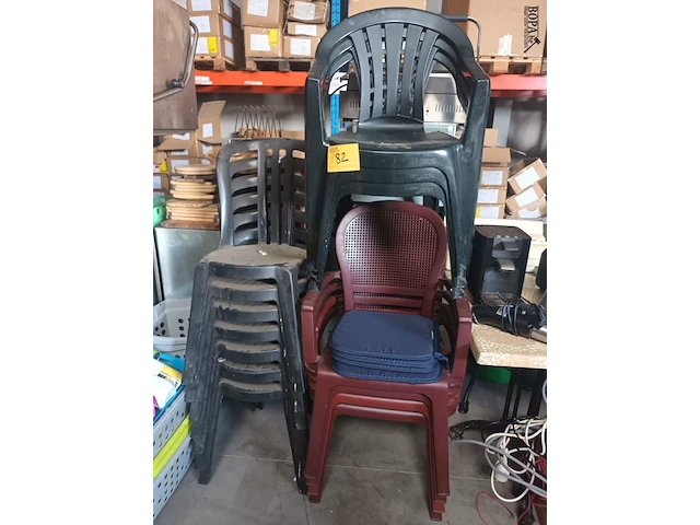 Lot 82 - pvc tuinstoelen. 14 stuks - afbeelding 1 van  4