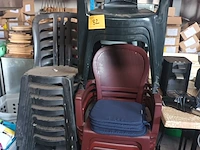 Lot 82 - pvc tuinstoelen. 14 stuks - afbeelding 1 van  4