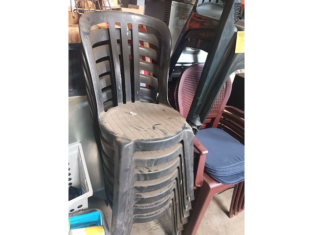 Lot 82 - pvc tuinstoelen. 14 stuks - afbeelding 4 van  4