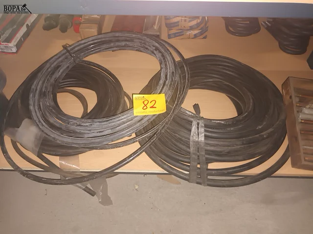 Lot 82 - rubberen slangen - afbeelding 1 van  3