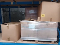 Lot 827 - pallet plooikarton kokers - afbeelding 1 van  3