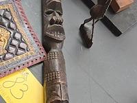 Lot 83 - afrikaanse deco dieren 4stuks, totempaal en lederen map - afbeelding 3 van  10