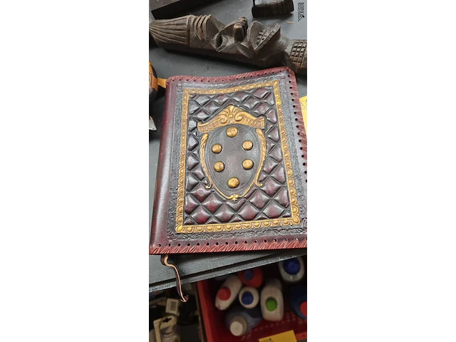 Lot 83 - afrikaanse deco dieren 4stuks, totempaal en lederen map - afbeelding 9 van  10