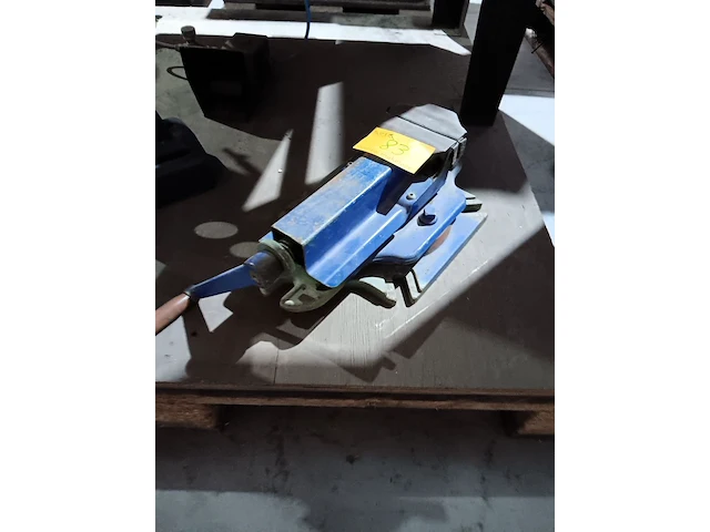 Lot 83 - blauwe bankschroef - afbeelding 1 van  2