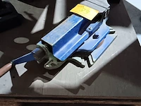Lot 83 - blauwe bankschroef - afbeelding 1 van  2