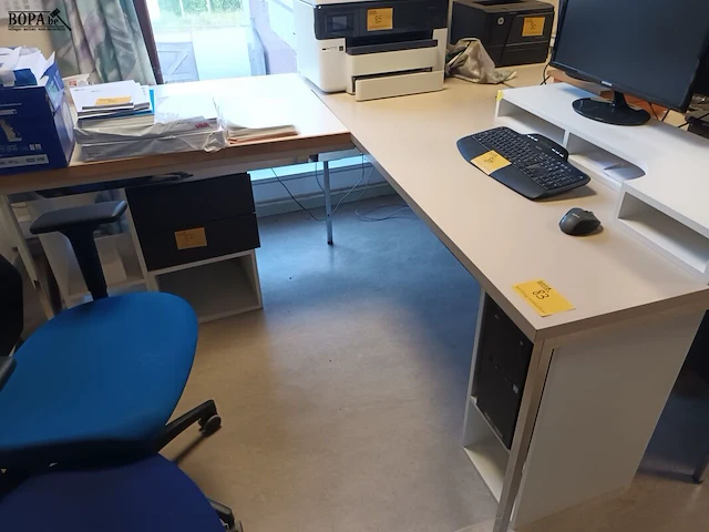 Lot 83 - hoekbureau - afbeelding 1 van  3