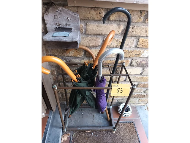 Lot 83 - koperen paraplubak met inhoud - afbeelding 1 van  3