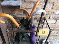 Lot 83 - koperen paraplubak met inhoud - afbeelding 1 van  3