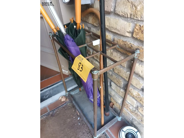 Lot 83 - koperen paraplubak met inhoud - afbeelding 2 van  3