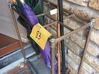 Lot 83 - koperen paraplubak met inhoud - afbeelding 2 van  3