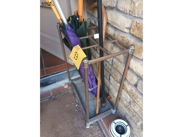 Lot 83 - koperen paraplubak met inhoud - afbeelding 3 van  3