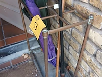 Lot 83 - koperen paraplubak met inhoud - afbeelding 3 van  3