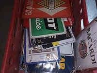 Lot 83 - nostalgische metalen bordjes. 1 bak - afbeelding 1 van  3