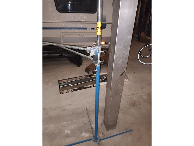 Lot 83 - spuitstatief - afbeelding 1 van  3