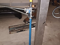 Lot 83 - spuitstatief - afbeelding 1 van  3