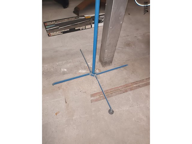 Lot 83 - spuitstatief - afbeelding 3 van  3