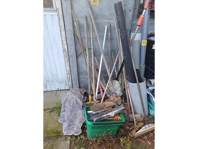Lot 83 - tuin- en schoonmaakmateriaal - afbeelding 1 van  6